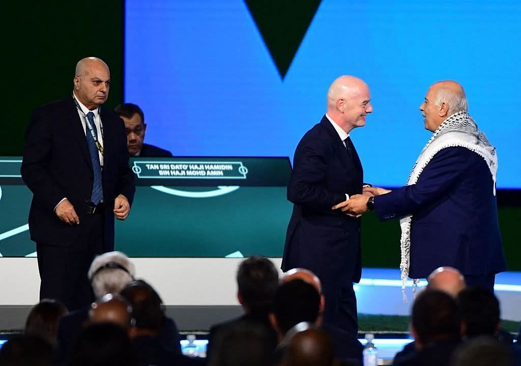 رئيس الاتحاد الفلسطيني يرفض مصافحة ممثل الاتحاد الإسرائيلي خلال مؤتمر الفيفا