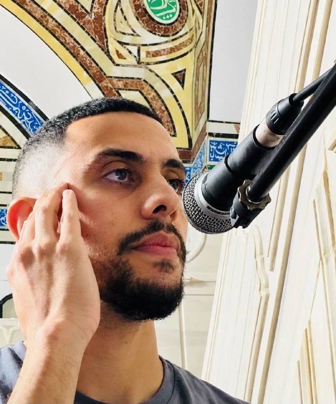 محمد عكر يرفع الأذان من مسجد الجزار في عكا بعد اعتزاله الفن والغناء على المسرح