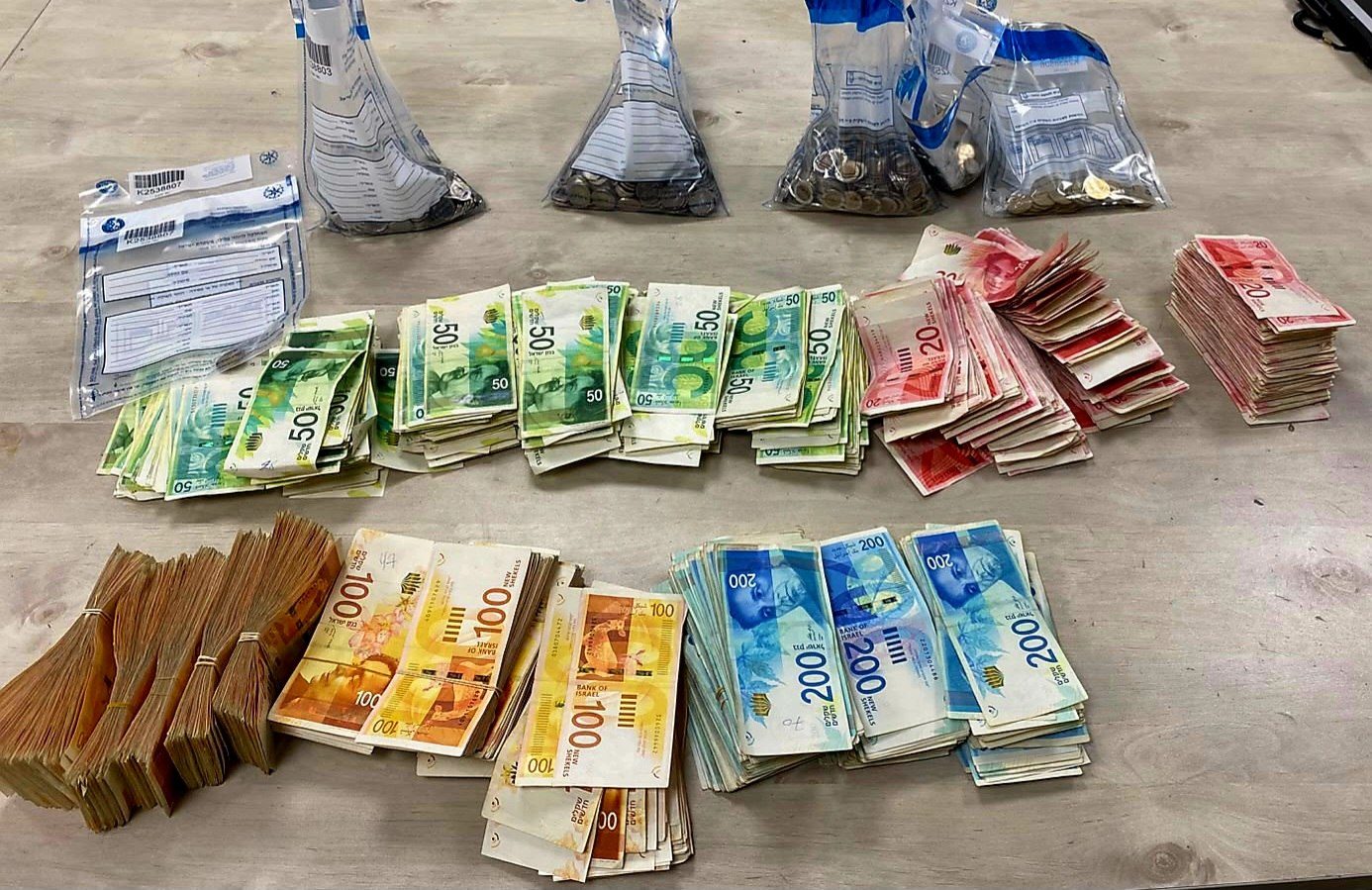 شرطة عكا تعتقل مشتبهًا به بعد ضبط أكثر من 220 ألف شيكل نقدًا داخل مركبته في البلدة القديمة