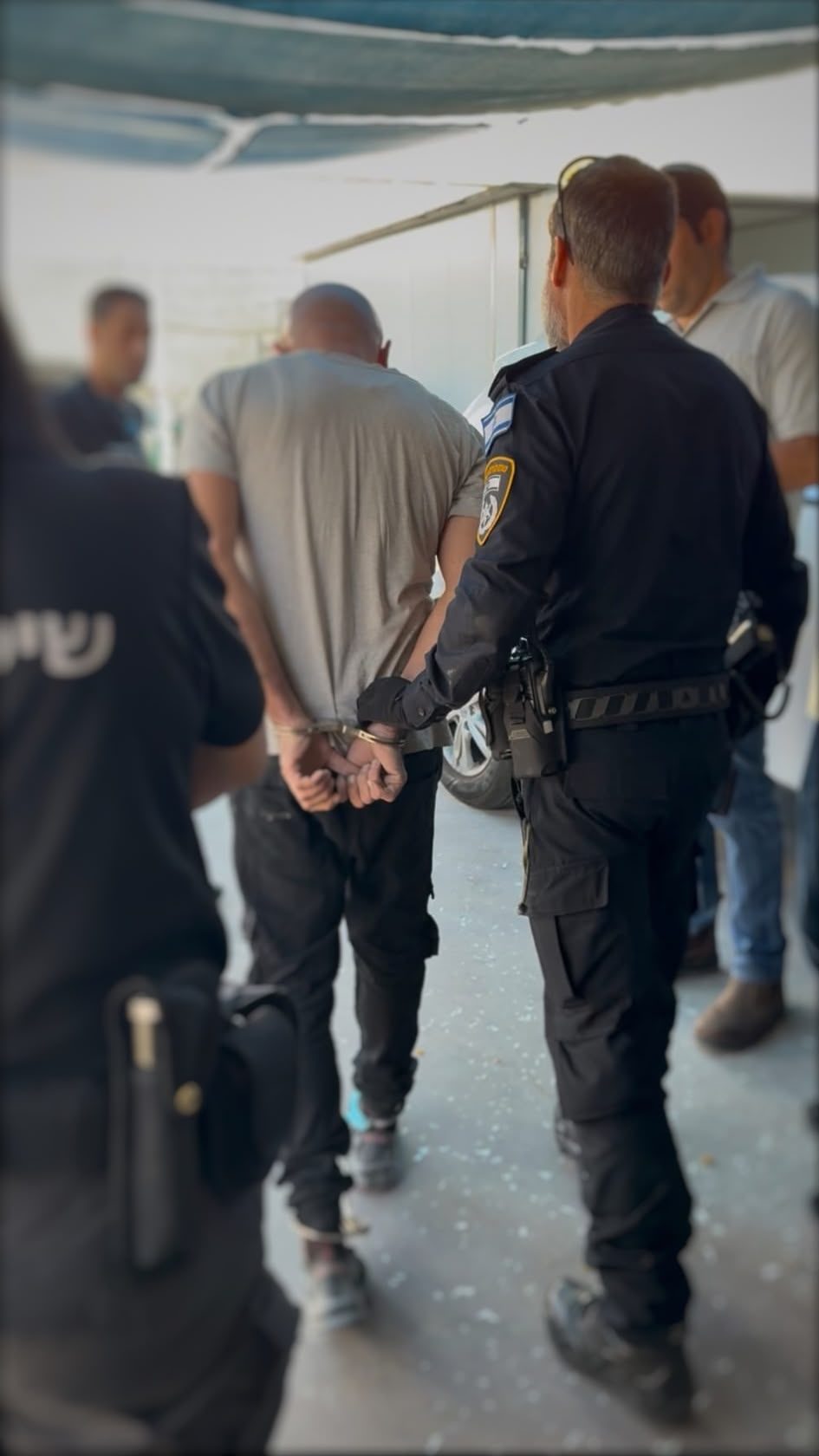 اعتقال فلسطيني من جنين في مداهمة كراج بحولون بشبهة الإقامة والعمل دون تصريح