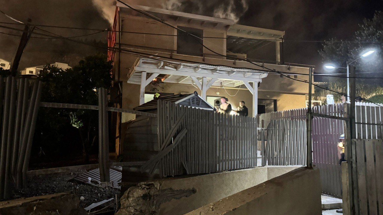 حريق في منزل بكريات شمونة جراء شظايا صاروخية دون إصابات