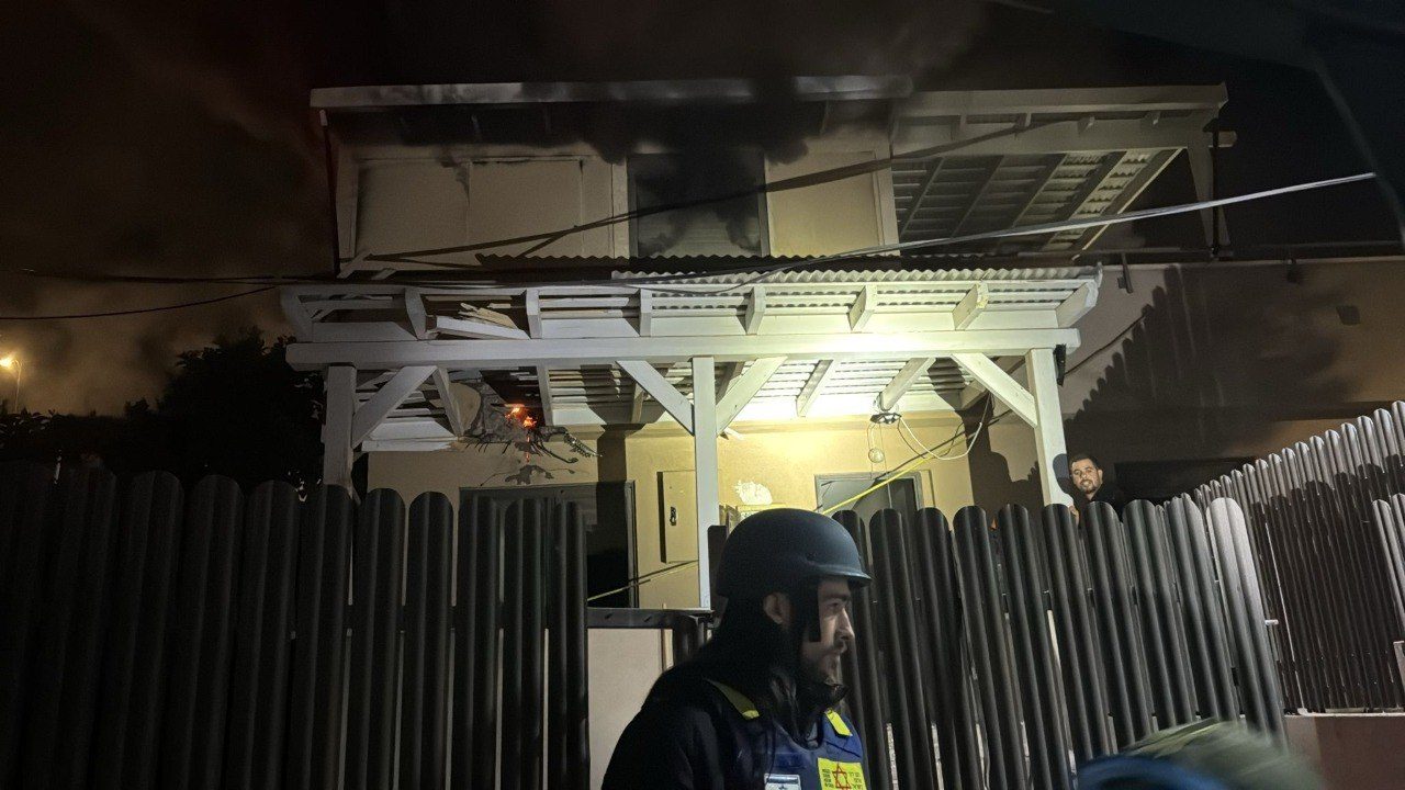 حريق في منزل بكريات شمونة جراء شظايا صاروخية دون إصابات