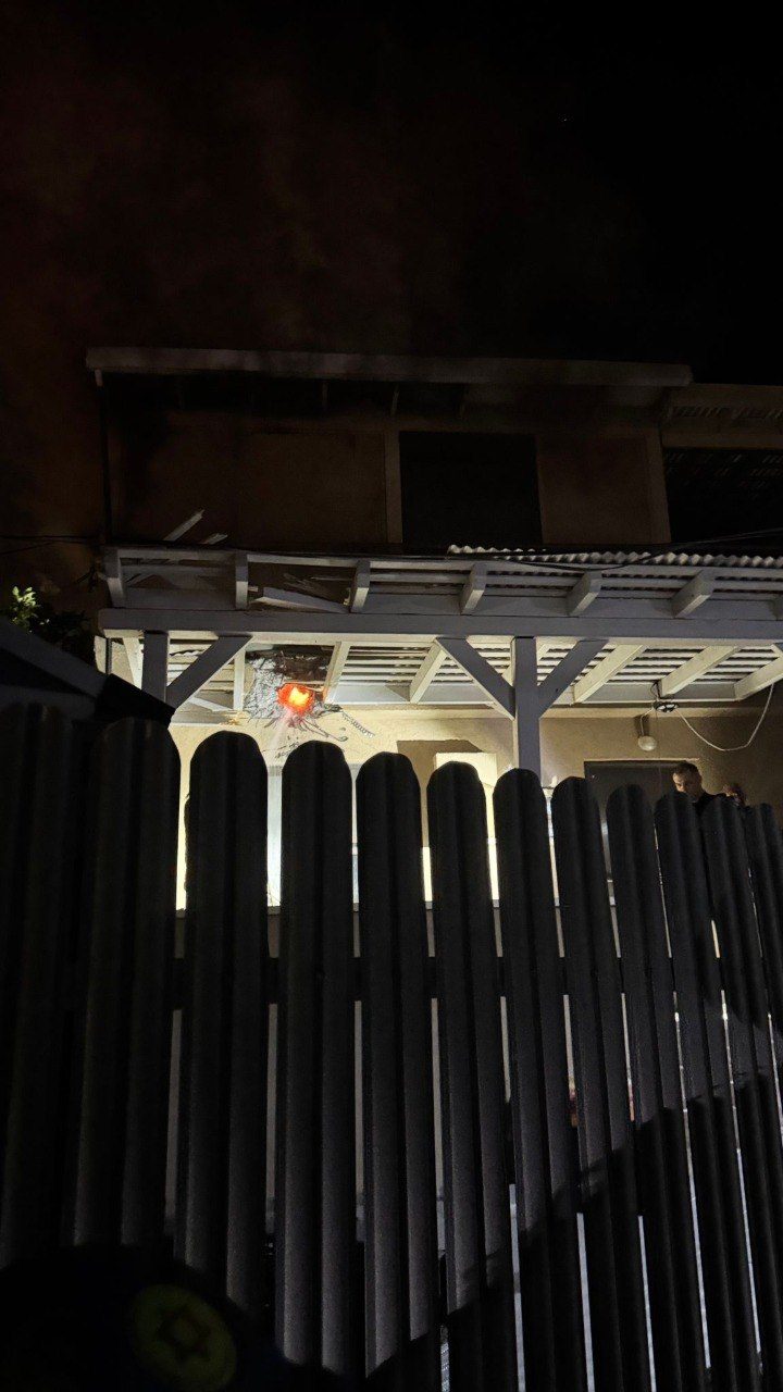 حريق في منزل بكريات شمونة جراء شظايا صاروخية دون إصابات